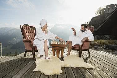 Schach spielen im Bademantel mit Aussicht auf das Allgäu am Falkenstein