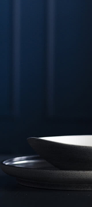 Minimalistische Tischdekoration mit elegantem Teller, die eine ruhige und ansprechende Stimmung erzeugt.