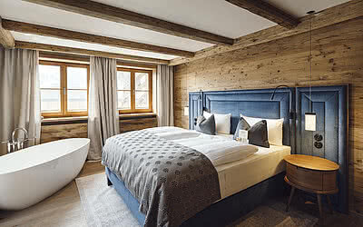 Gipfelstürmer Suite mit freistehender Badewanne | Blaue Burg Falkenstein